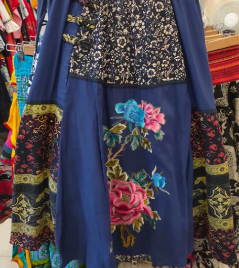 版纳旅游买的民族风裙子，仅穿一次超出片呀～...