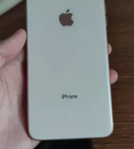 出一台金色256G苹果8plus，几个月前...