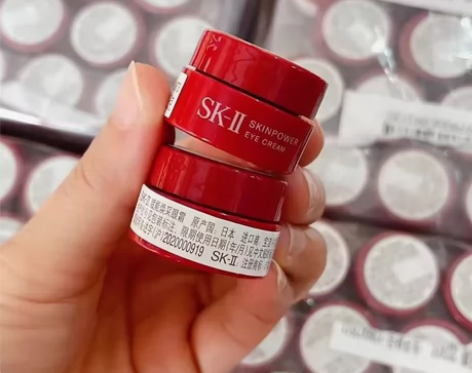 大红瓶眼霜2.5g新版      全新 买...