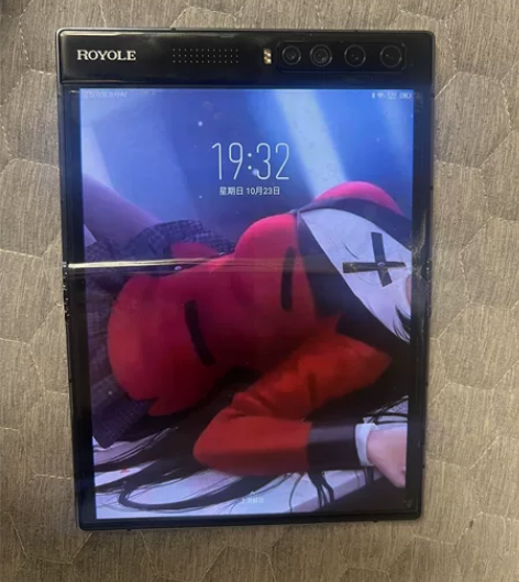 柔宇2代 12+512版本。屏幕爆了，中间...