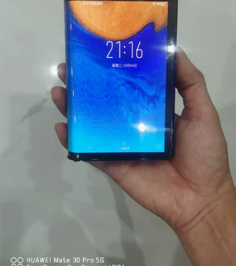 库存柔宇一代折叠手机,有两台,全套原装配件...