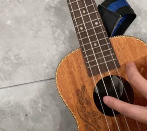 尤克里里功能正常 八新 小朋友不玩了 原价...