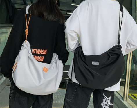 潮牌工装大容量饺子包女斜挎包男健身背包学生...