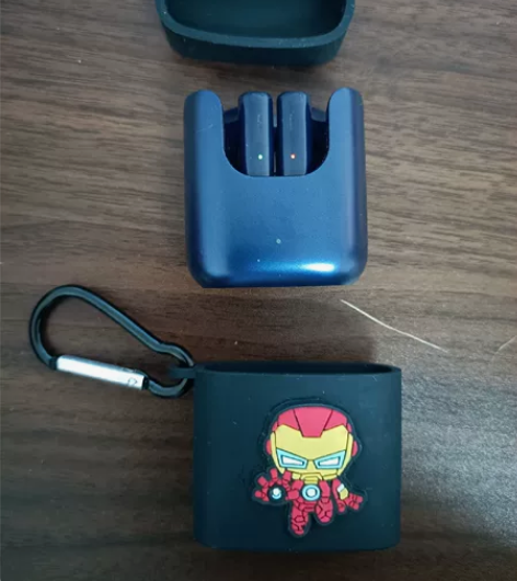 qcy t12s，一个充电仓加两个耳机，右...