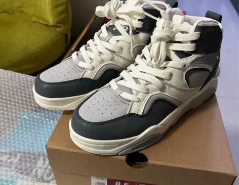 安踏 烈焰3 42尺码  如图鞋带有点污渍...