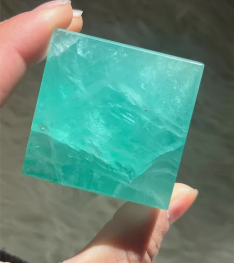 天然湖水蓝彩虹海浪萤石方块 尺寸：43×4...