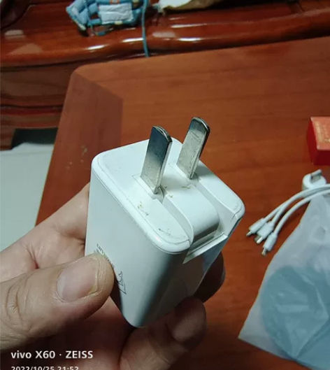 旅行折叠充电头2.5A快充头 送一拖三2A...