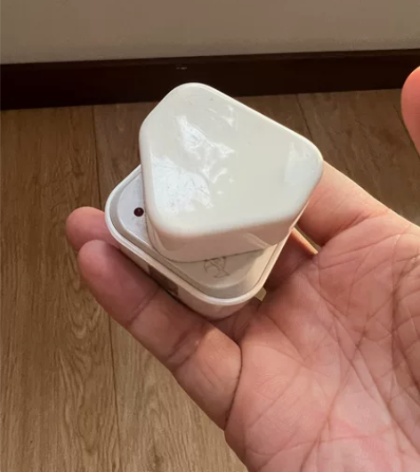 苹果港版充电头+公牛转换器，一共两个一组3...