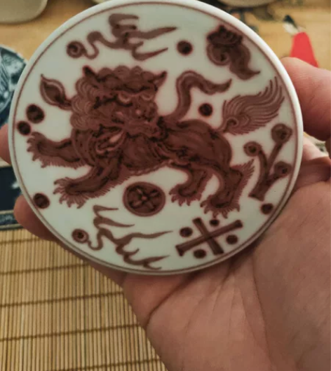 景绣天呈，釉里红狮子盖置，清晰有老味，顺丰...