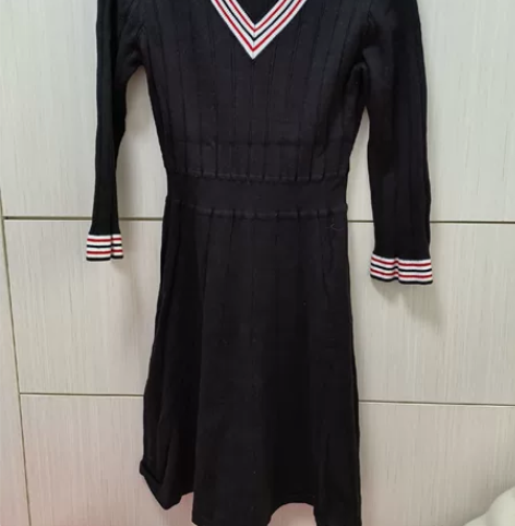 秋冬新款女装V领长袖连衣裙修身显瘦学生裙时...