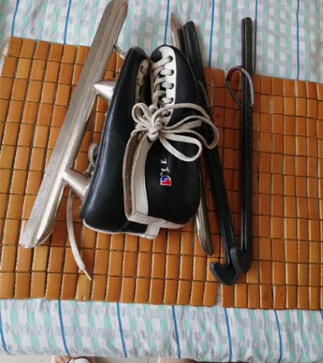 纯牛皮黑龙牌44码滑冰鞋，冰刀长42cm。...
