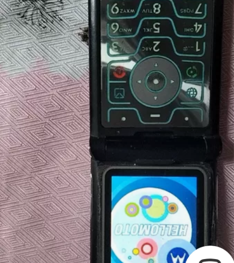 摩托罗拉V3手机，开机正常保存完好，还有一...