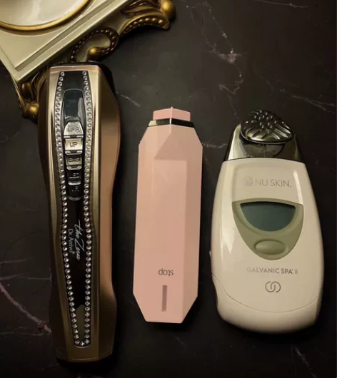美容仪，粉色的，中间的。用了5次吧，官网买...