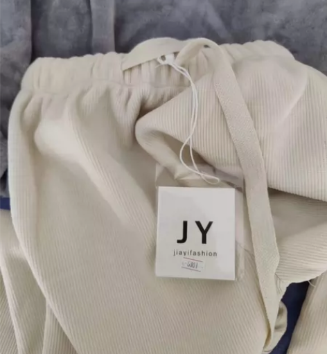 阔腿裤，很阔的裤子，加绒的，也很长，实体店...