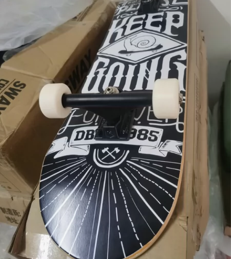 全新DBH滑板（坚持黑白），买的时候充满热...