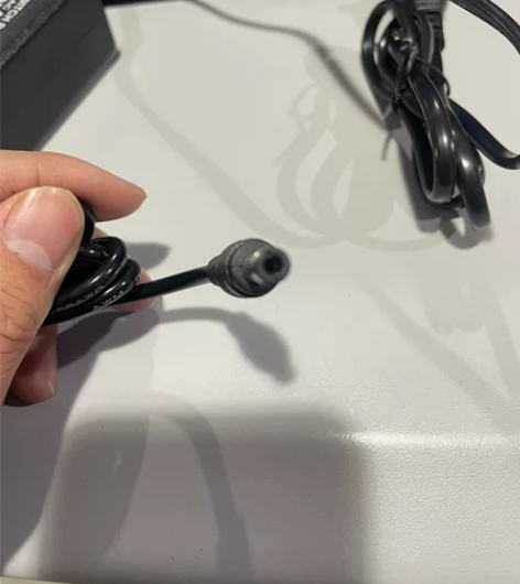 全新只用了一次，电脑显示屏电源线。 感兴趣...