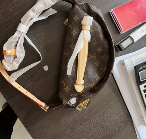 LV 老花BUMBAG腰包 胸包 非常完美...
