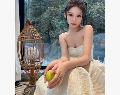 气质抹胸连衣裙高级感轻奢2022新款温柔风...