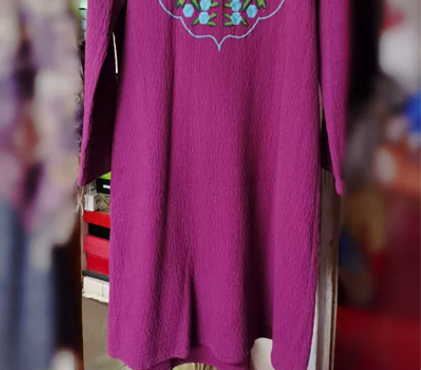 紫色纯棉刺绣民族风连衣裙。裙长102，胸围...