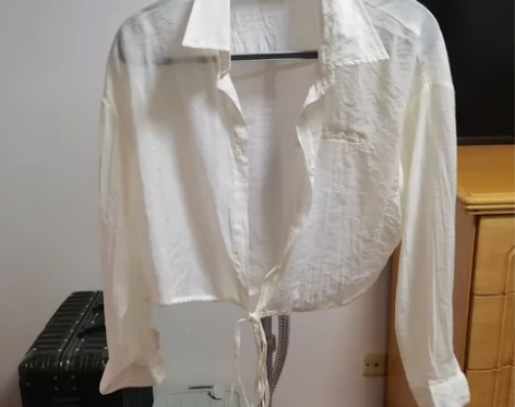 出一件丝料的米白色防晒 买来洗一次没穿过 ...