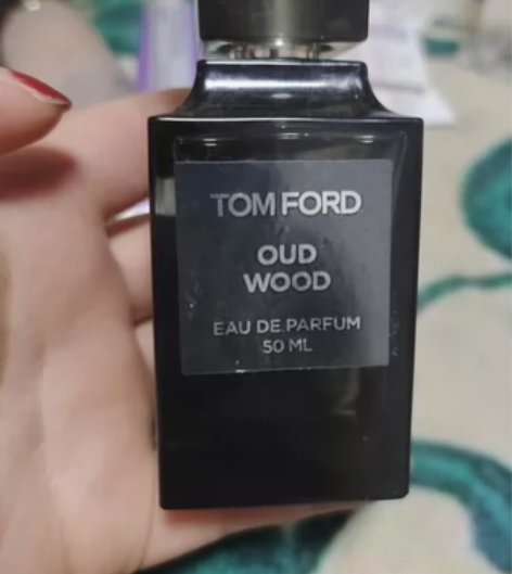 tf香水50ml,乌木沉香,七成,上面的掉...