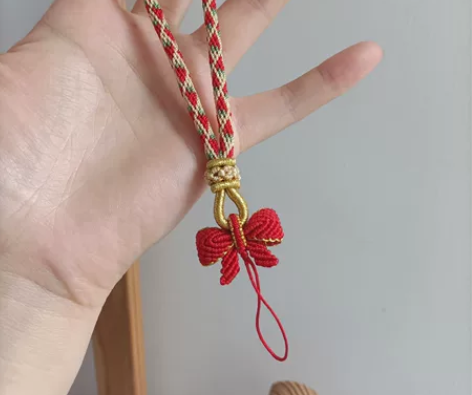 草莓蝴蝶结手机挂绳，可套手腕款。绳粗5.8...