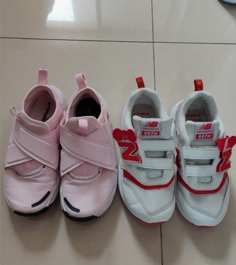 耐克32码，新百伦31码，标价为一双的价格...