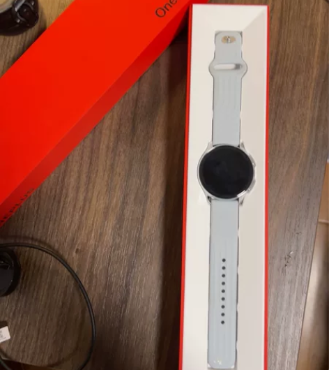 一加手表买了没戴过几次，无任何划痕磨损。箱...