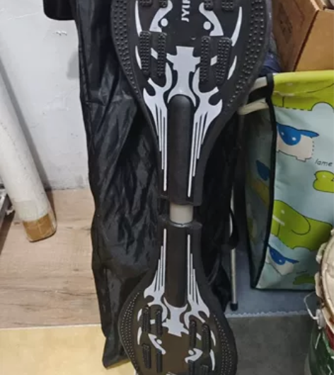 孩子玩的蛇板,现在玩滑板了。9成新!最好郑...