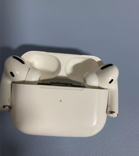 之前淘宝买的 后来充电仓有点毛病  外壳也...