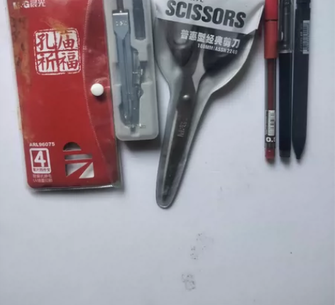 文具店不做了，有点货底，用套餐甩卖，一把直...