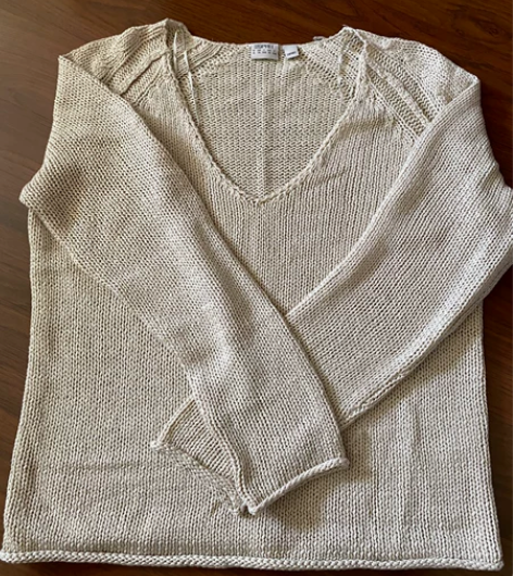 米白色休闲女士毛衫，可搭配吊带背心一起上身...