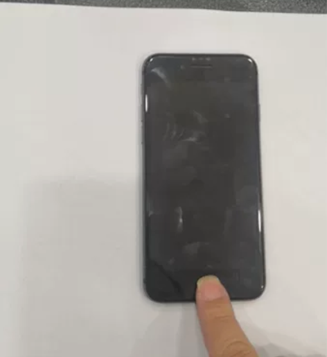 苹果8 国行 64g 后盖裂,手机其...