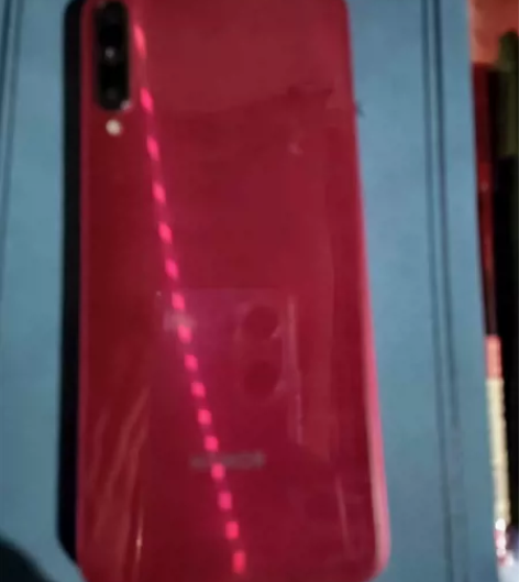 荣耀play3红色裸机一部,没有充电器,只...