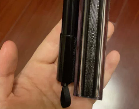 纪梵希口红，专柜正品，质地滋润，用过两次，...