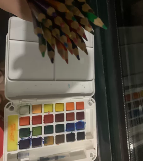 画笔和调色盘一起，使用过一次调色盘，彩绘忘...