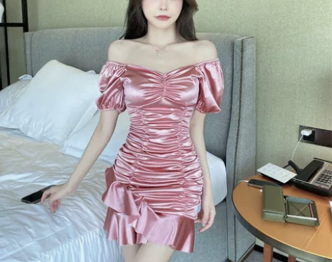 性感一字肩缎面连衣裙女夏季设计感褶皱收腰显...