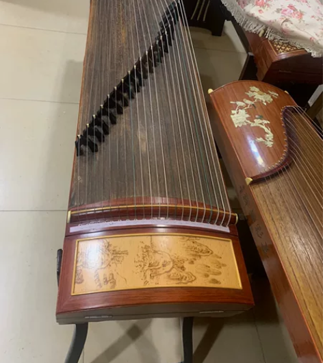 琴行教学古筝，音乐学院辅修课用的，八成新音...