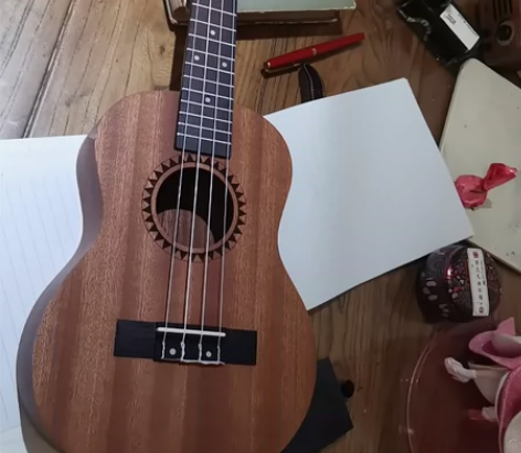尤克里里 收拾东西时发现的，初中时学校音乐...