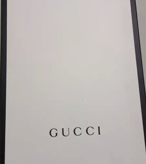 包邮GUCCI古驰互扣式双G手拿包，朋友赠...