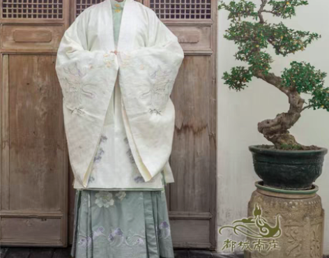 包邮【都城南庄】传统汉服秋冬款白色明制直领...