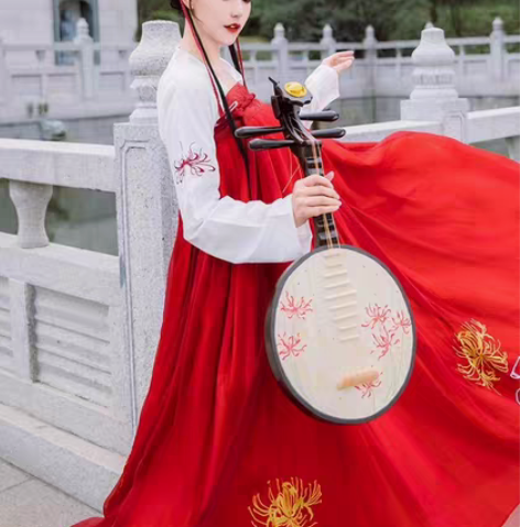 上衣是黑色的，艺缕彼岸花，六米摆。爽快姐妹...