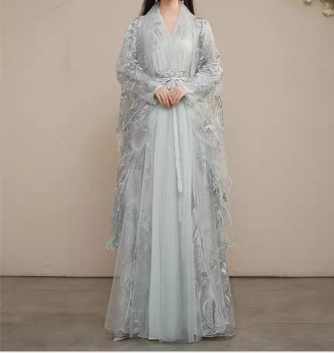 包邮超仙银灰色古装三件套，全新，原价168...