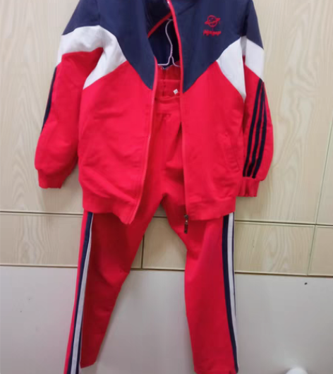 包邮140码红色校服一套,适合身高120至...