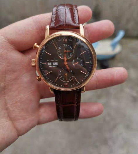 全新机械手表，半价出售，再送黑色表带一条加...