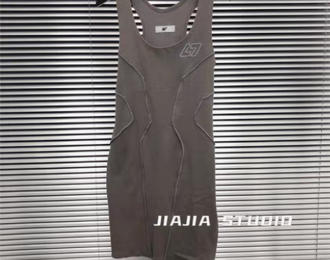 转卖现货发！77胸前刺绣碳灰色运动网球修身...