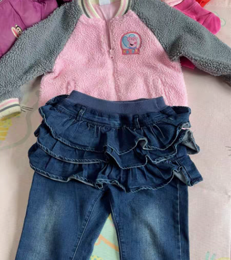 转卖小猪佩奇女童棒球外套和牛仔裤（九新）适...