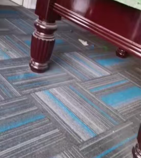 二手的台球桌，地毯，坐椅，台灯， 感兴趣的...