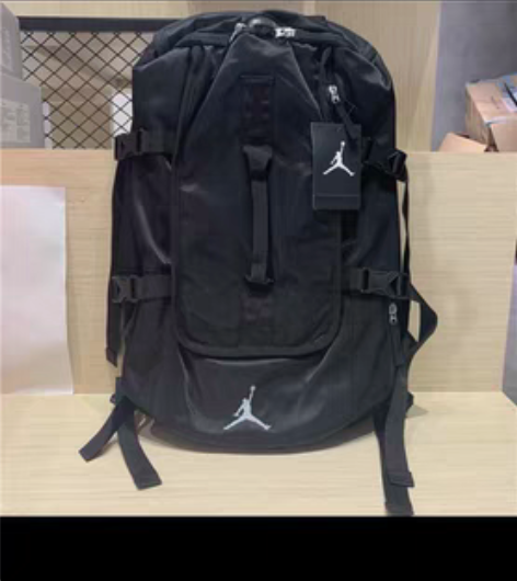 AJ篮球包 二手 感兴趣的话点“我想要”...