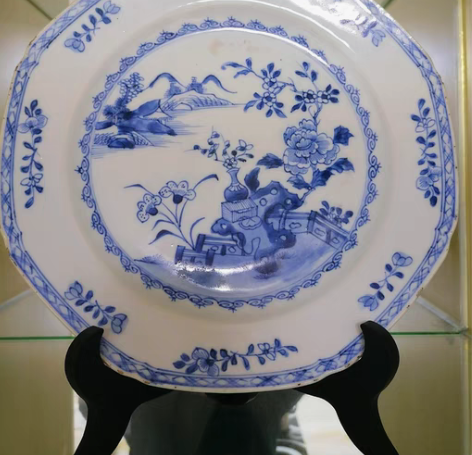 包邮清代雍乾时期青花八角盘，绘有峰峦、花草...